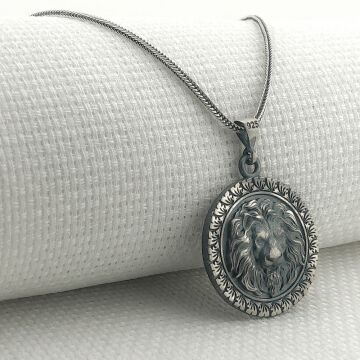 925 Ayar Gümüş Aslan Kabartmalı Kolye