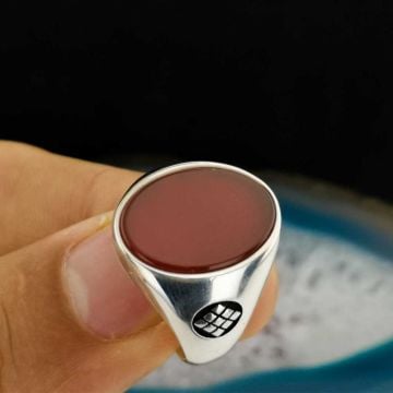Şık Tasarımlı Oval Kırmızı Akik Taşlı 925 Ayar Gümüş Yüzük