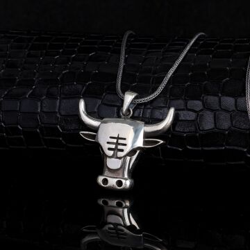 925 Ayar Gümüş Boğa Motifli Madalyon Kolye