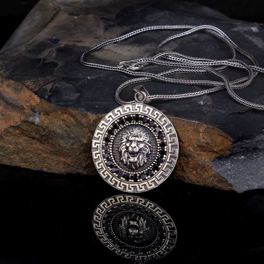 Aslan Motifli siyah Zirkon Taşlı 925 Ayar Gümüş Kolye