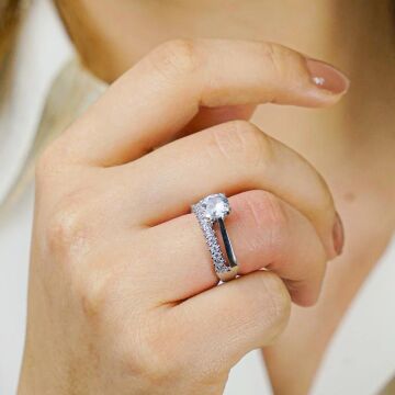 925 Ayar Gümüş Tek Sıra Yarım Tur Tek Taş Model Yüzük