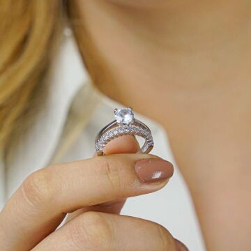 925 Ayar Gümüş Tek Sıra Yarım Tur Tek Taş Model Yüzük