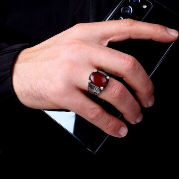 BORDO AKİK TAŞLI KALEM İŞLEME MODEL 925 AYAR GÜMÜŞ ERKEK YÜZÜK